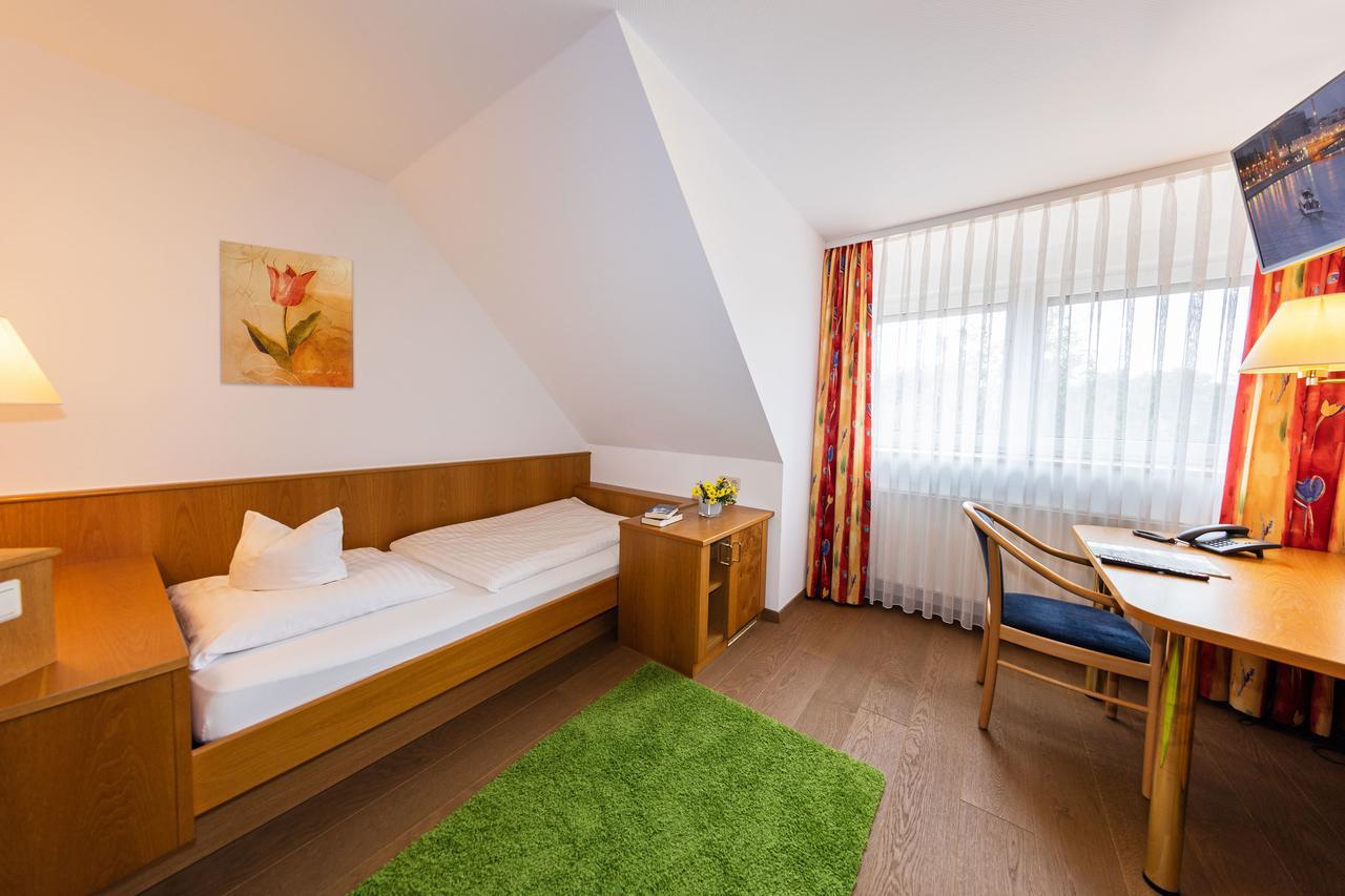Gasthof - Hotel Zum Ochsen Gmbh Berghulen ภายนอก รูปภาพ