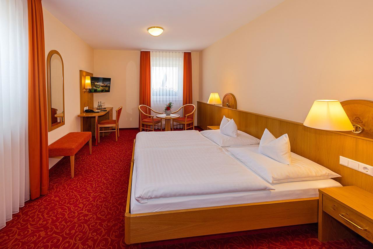 Gasthof - Hotel Zum Ochsen Gmbh Berghulen ภายนอก รูปภาพ